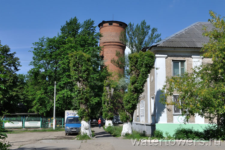 Старая кирпичная водонапорная башня в центре Железнодорожного