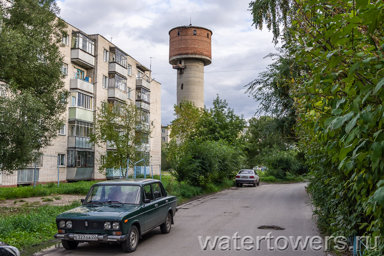Кирпичная водонапорная башня в районе улицы Южсиба