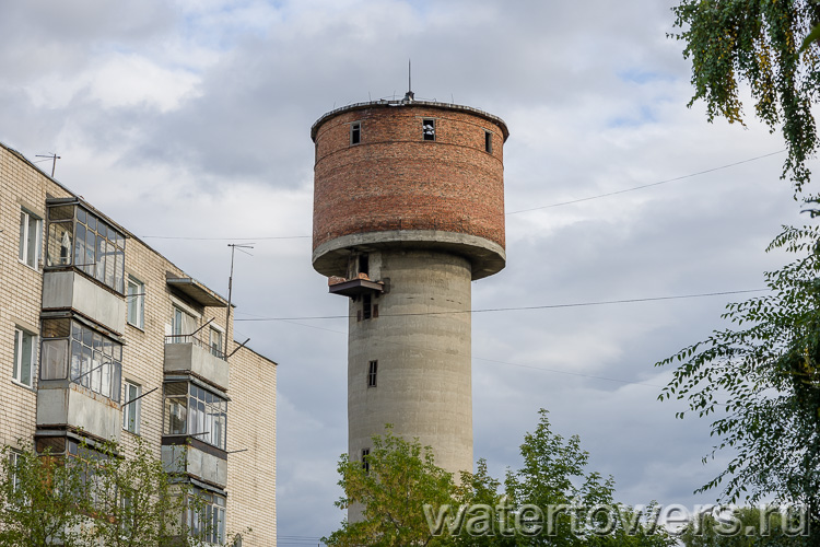 Кирпичная водонапорная башня в районе улицы Южсиба