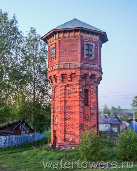 Старинная водонапорная башня станции Чёбаково /// An old water tower at Tchobakovo railway station