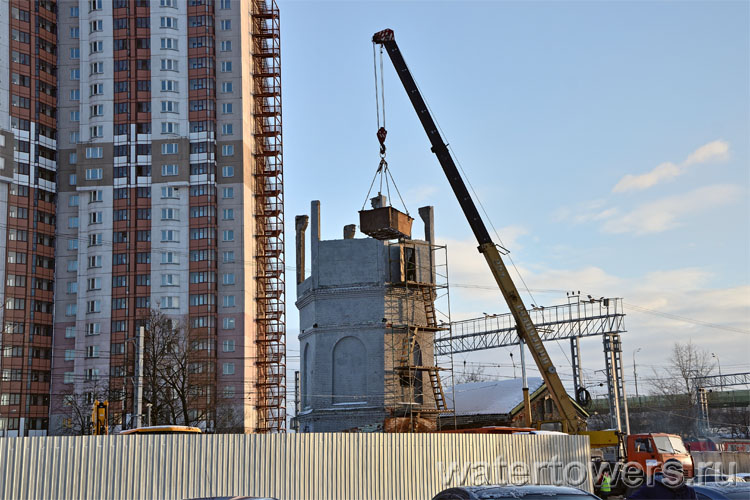 Водонапорная башня на станции Одинцово в процессе сноса