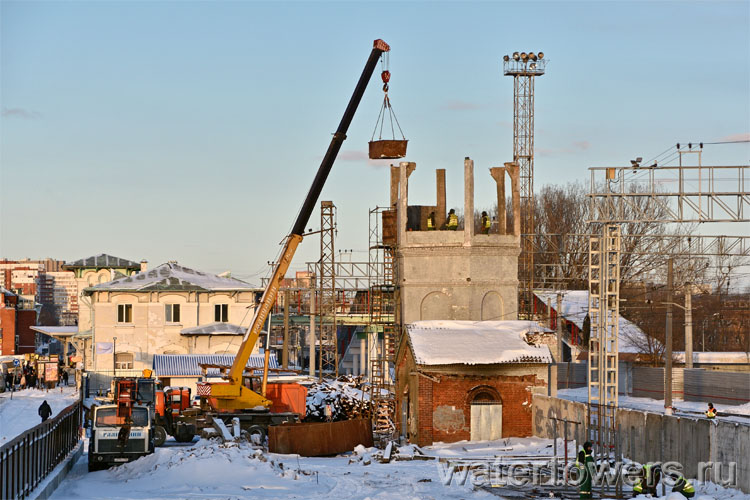 Водонапорная башня на станции Одинцово в процессе сноса