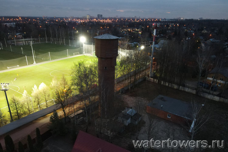 Водонапорная башня и тренировочные футбольные поля в Тарасовке