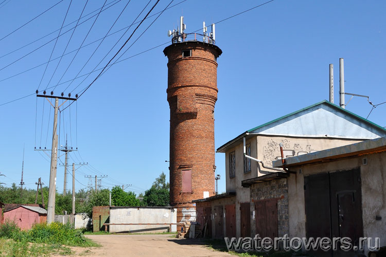 Кирпичная водонапорная башня в Лобне
