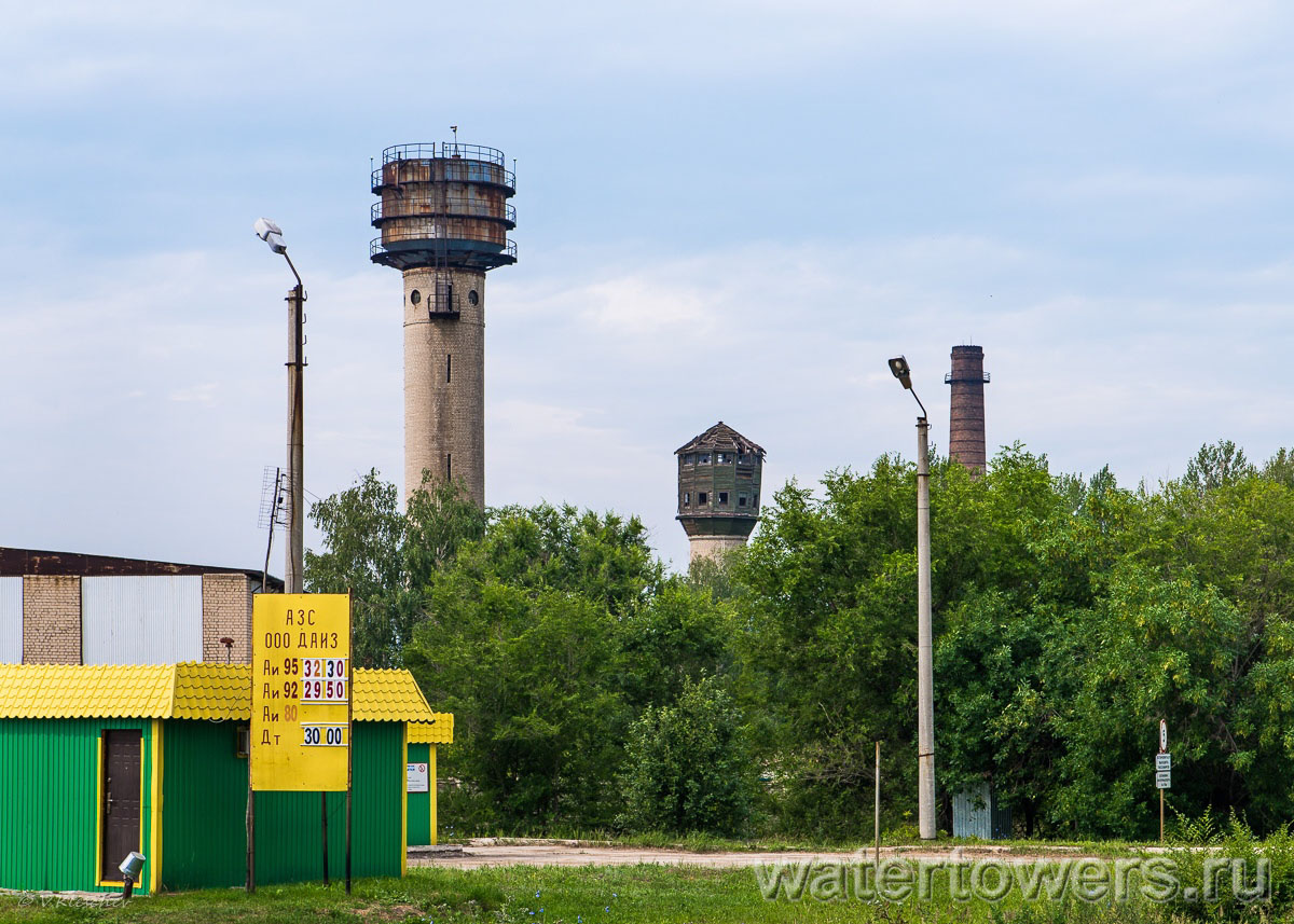 Две водонапорные башни в Чапаевске