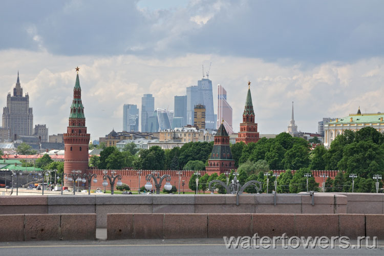 Водовзводная,  Боровицкая и Благовещенская башни Московского Кремля. На заднем плане – МИД, Генштаб и башни Москвы-Сити