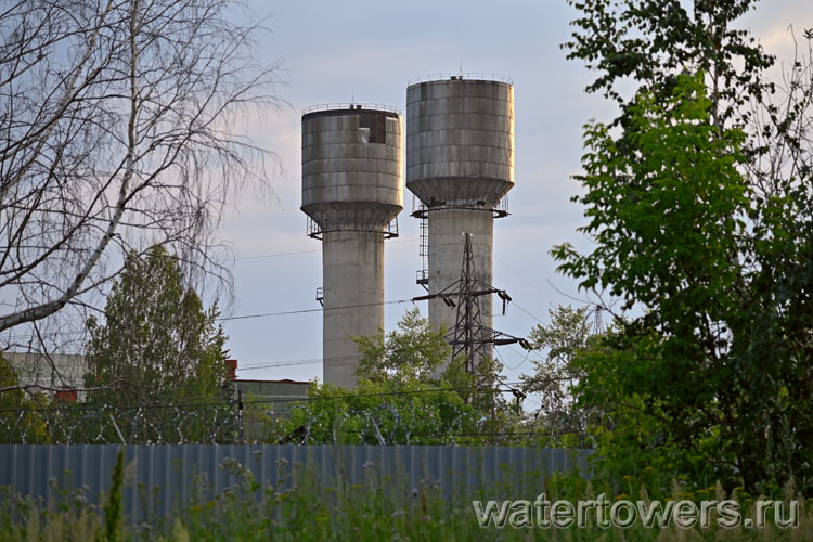 Бесшатровые водонапорные башни на окраине Екатеринбурга