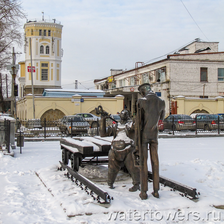 Башни на фоне одной из скульптурных групп перед старым вокзалом